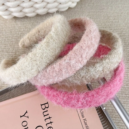 The new faux cashmere wide-brimmed hairband is sweet and versatile. The fluffy headband is sweet and creamy pink coffee style hair accessory. It's a perfect headwear for women The new faux cashmere wide-brimmed hairband is sweet and versatile. The fluffy headband is sweet and creamy pink coffee style hair accessory. It's a perfect headwear for women